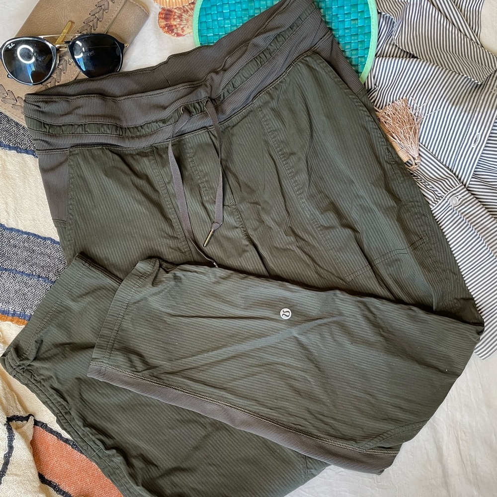 Lululemon dance studio crop